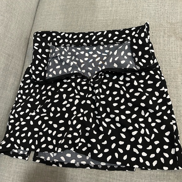 2/10 SHEIN Black & White Skirt - Picture 2 of 4
